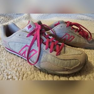 NEW BALANCE - WOMENS 442 SNEAKERS, size 8, light gray & neon pink